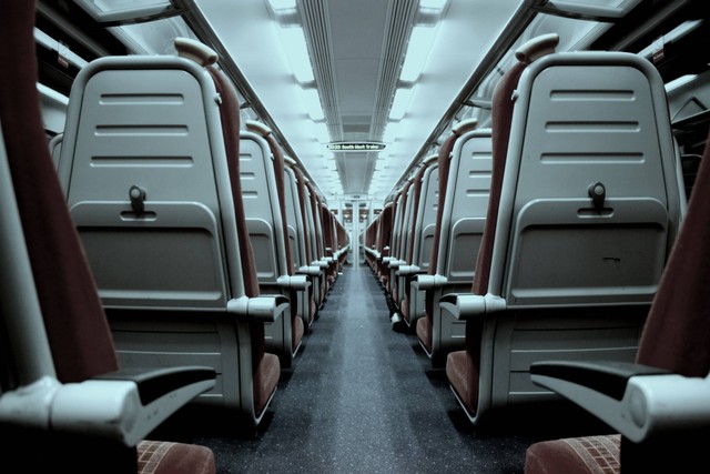 Apakah Kereta Ekonomi Ada AC/Foto hanya iliustrasi dan bukan tempat aslinya. Sumber: Unsplash/Andrew Scofield