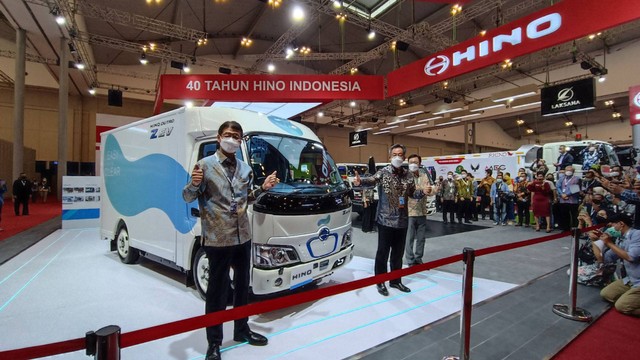 PT Hino Motors Sales Indonesia (HMSI) merayakan 40 tahun kehadirannya di Indonesia dengan memperkenalkan kendaraan listrik Hino Dutro Z EV. Foto: Rizki Fajar Novanto/kumparan