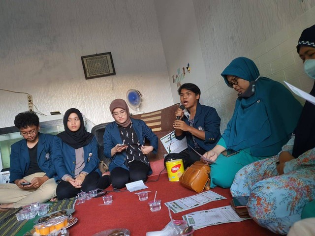 Sosialisasi pembuatan lilin darurat dari minyak goreng bekas kepada ibu-ibu PKK RT 04, RW 03, Kelurahan Kalisegoro, Minggu (7/8/2022). Foto: Muhammad Faizal Fuad