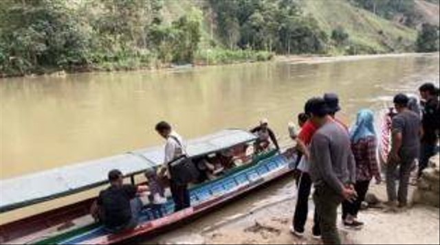 Tim Diskan dan Penyuluh Perikanan serta Masyarakat Setempat Bersiap Menuju Lokasi Restocking Benih Ikan Nila (Foto: Ando/ASA/Kumparan)