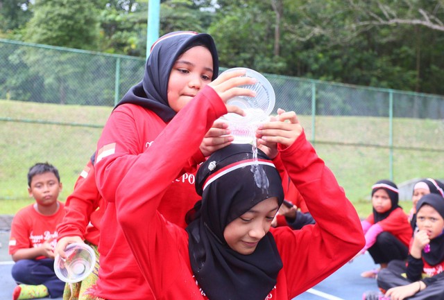 Anak-anak Indonesia dari Sanggar Bimbingan Kepong mengikuti lomba menuang air di Kompleks Olahraga International Islamic University Malaysia, Kuala Lumpur, Minggu (14/8/2022). Foto: Virna Puspa Setyorini/ANTARA