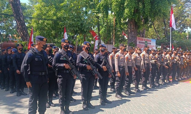 243 personel gabungan dari Polsek Sawahan, Polrestabes Surabaya, dan Brimob diterjunkan untuk mengamankan persidangan, Senin (15/8/2022). Foto: Farusma Okta Verdian/kumparan