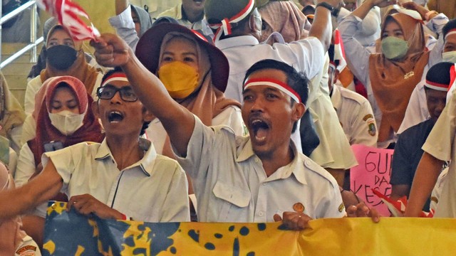 Sejumlah pegawai honorer di Pemprov Banten berunjuk rasa menuntut kepastian masa depan karir mereka di Kawasan Pemerintahan Provinsi Banten, di Serang, Senin (15/8/2022). Foto: Asep Fathulrahman/ANTARA FOTO