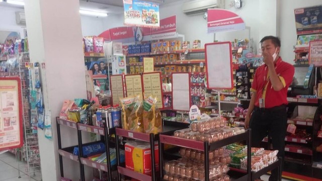 Suasana Alfamart di Cisauk yang sempat viral karena ada ibu-ibu diduga mengutil cokelat. Foto: Dok. Istimewa