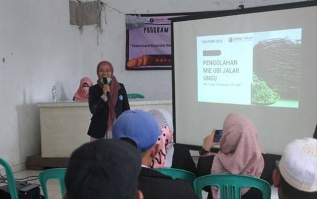 Mahasiswa dan Dosen IPB University Sosialisasikan Pengolahan Mie Ubi Ungu di Desa Petir