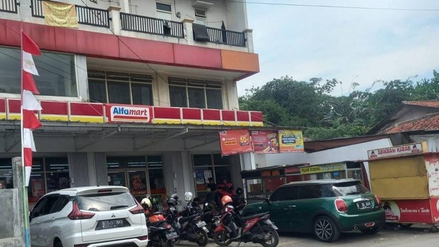 Suasana Alfamart Sampora Cisauk, lokasi viralnya dugaan intimidasi karyawan ritel tersebut oleh ibu-ibu pengambil cokelat. Foto: Dok. Istimewa