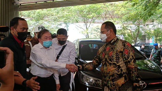 Surya Darmadi berjabat tangan dengan kuasa hukumnya, Juniver Girsang saat tiba di Kejagung, Senin (15/8). Foto: Hedi/kumparan