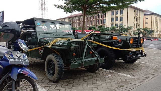Penampakan dua Jeep Willys yang diamankan dari tersangka investasi bodong. | Foto: Bella Sardio/Lampung Geh