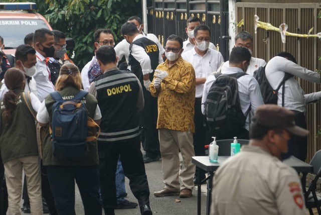Komisioner Komnas HAM Choirul Anam dan Beka Ulung di rumah dinas Irjen Pol Ferdy Sambo di Kompleks Polri Duren Tiga, Jakarta, Senin (15/8). Foto: Iqbal Firdaus/kumparan