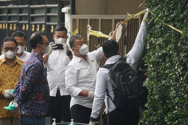 Komisioner Komnas HAM Choirul Anam dan Beka Ulung di rumah dinas Irjen Pol Ferdy Sambo di Kompleks Polri Duren Tiga, Jakarta, Senin (15/8).  Foto: Iqbal Firdaus/kumparan