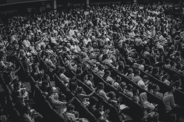 Ilustrasi Menonton Pertunjukkan Teater. Sumber: Pexels.com/Luis Quintero