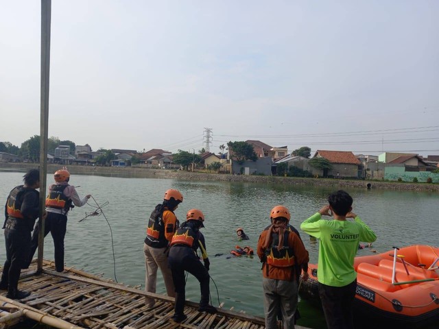 Pelatihan water rescue bagi relawan Respons Darurat Kesehatan (RDK) Layanan Kesehatan Cuma-Cuma (LKC) Dompet Dhuafa di Setu Bungur, Pondok Ranji, Kecamatan Ciputat Timur, Kota Tangerang Selatan pada Sabtu (13/08/2022).