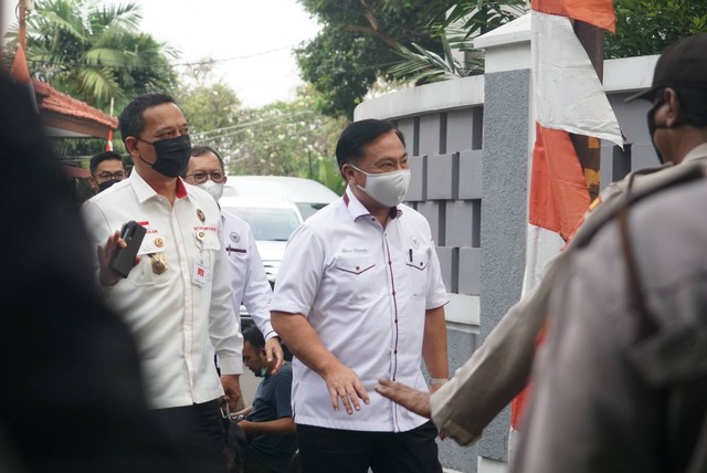 Ketua Harian Kompolnas Benny Mamoto di rumah dinas Irjen Pol Ferdy Sambo di Kompleks Polri Duren Tiga, Jakarta, Senin (15/8).
 Foto: Iqbal Firdaus/kumparan