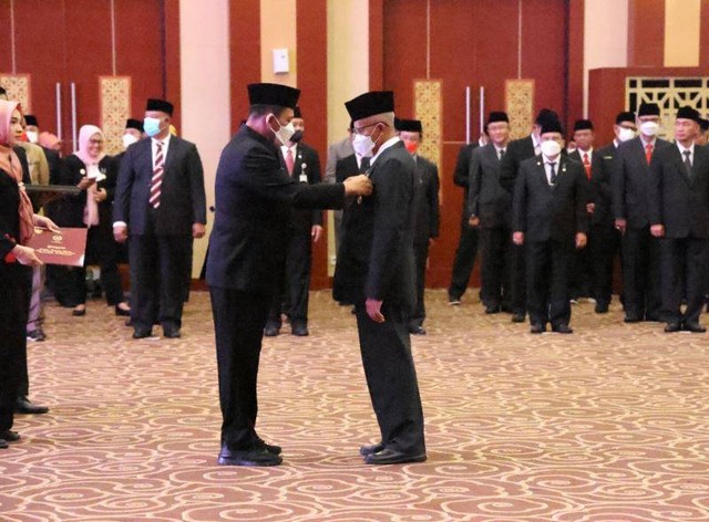 Gubernur Kepulauan Riau (Kepri) menyematkan tanda kehormatan Satyalancana Karya Satya. (Foto: ist)