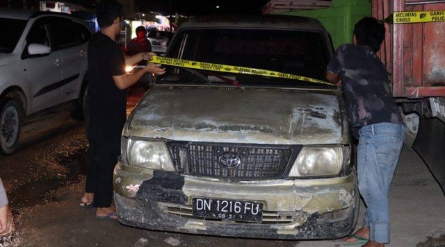Petugas Polres Buol saat mengamankan mobil yang tangkinya dimodifikasi saat antrean BBM di SPBU Buol, Sulawesi Tengah, Minggu (14/8/2022). Foto: Istimewa