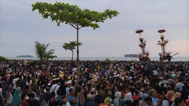 Kondisi keramaian warga menyaksikan puncak hoyak tabuik Piaman 2022 di Pantai Gandoriah Pariaman, Sumatera Barat, Minggu 14 Agustus 2022 kemarin. Foto: Humas
