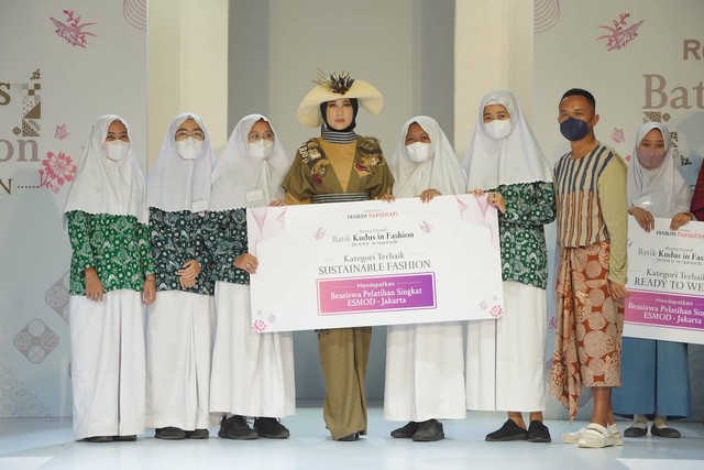 Kategori Terbaik Busana Sustainable Fashion - Kel. 3 SMK t NU Banat Kudus dalam program Ruang Kreatif Batik Kudus in Fashion oleh Denny Wirawan. Foto: Bakti Budaya Djarum Foundation