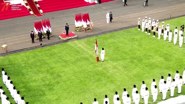 Presiden Jokowi mengukuhkan Paskibraka yang akan bertugas pada Upacara 17 Agustus di Istana Negara. Foto: Youtube/Sekretariat Presiden
