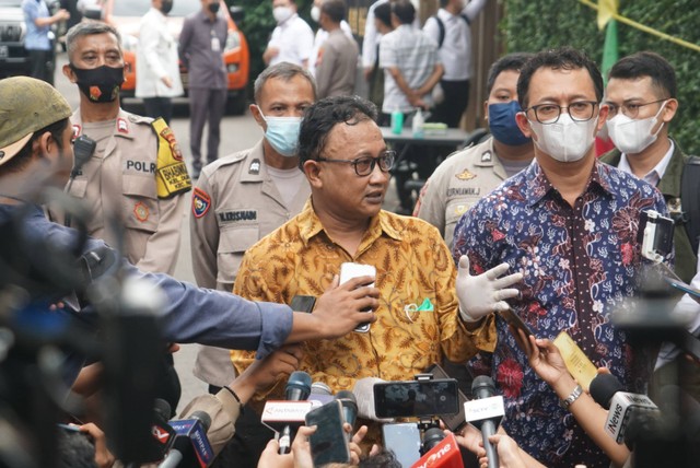 Komisioner Komnas HAM Mohammad Choirul Anam dan Beka Ulung Hapsara meninjau tempat kejadian perkara di rumah dinas mantan Kadiv Propam Irjen Pol Ferdy Sambo di Kompleks Polri, Duren Tiga, Jakarta, Senin (15/8/2022). Foto: Iqbal Firdaus/kumparan