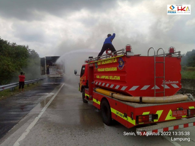Kebakaran truk ekspedisi di Tol Lampung. | Foto: PJR Ditlantas Polda Lampung
