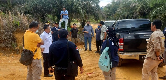 Kunjungan ke lapangan oleh Pengadilan Negeri Sintang ke area PT Rafi Kamajaya Abadi di Kabupaten Melawi.(Foto: Dokumen PN Sintang)