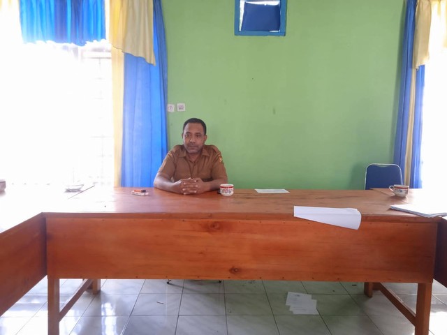 Keterangan foto:Sekretaris Kesbangpol Kabupaten Manggarai, Paskalis F. Bom (Foto ; Engkos Pahing).
