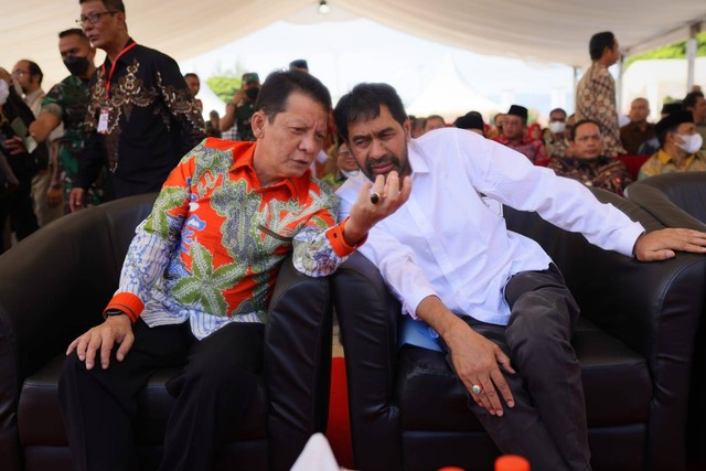 Pj Gubernur Aceh, Achmad Marzuki bersama eks Panglima GAM, Muzakir Manaf dalam acara peringatan 17 tahun damai Aceh. Foto: Abdul Hadi/acehkini 