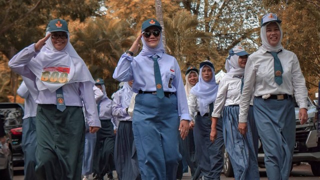 Emak-emak Gorontalo ikut baris berbaris pakai seragam SMA, gayanya bak ABG. Senin, (15/8). Foto: Dok istimewa