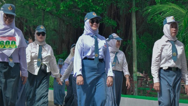 Emak-emak Gorontalo ikut baris berbaris pakai seragam SMA, gayanya bak ABG. Senin, (15/8). Foto: Dok istimewa