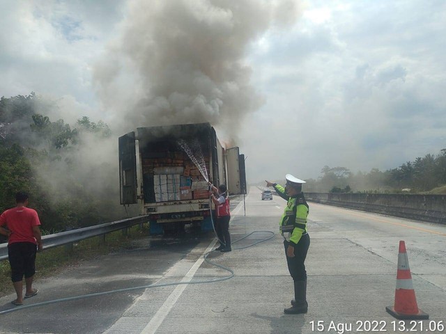 Kebakaran truk ekspedisi di Tol Lampung, 90 persen paket hangus terbakar. | Foto: Satlantas Polres Lampung Selatan