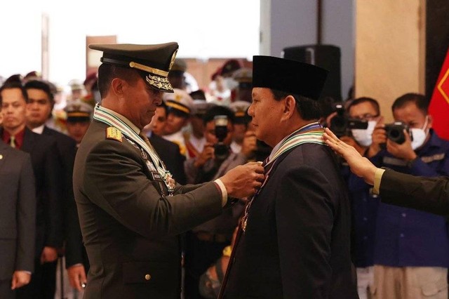 Prabowo Terima 4 Bintang Kehormatan Disematkan Panglima Dan 3 Kepala Staf Tni 5790