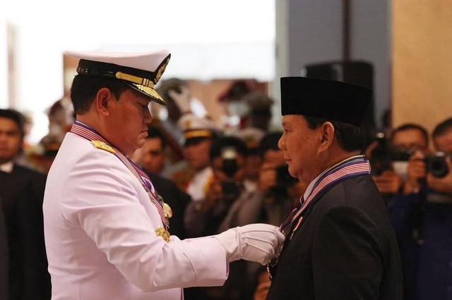 Prabowo Terima 4 Bintang Kehormatan, Disematkan Panglima Dan 3 Kepala ...