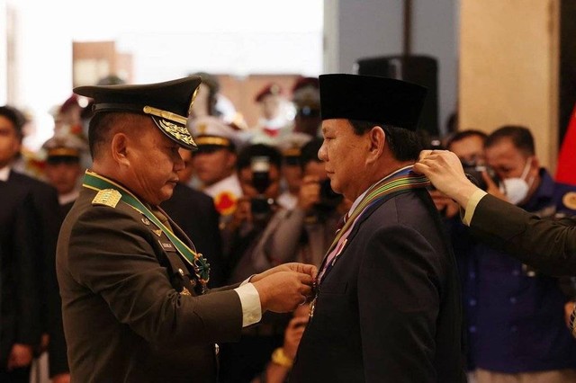 Prabowo Terima 4 Bintang Kehormatan, Disematkan Panglima Dan 3 Kepala ...