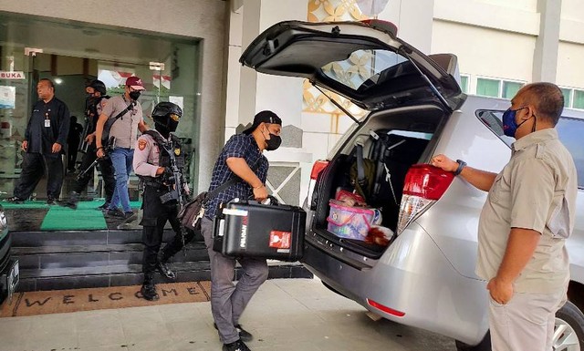 Tim KPK memasukan koper ke mobil usai melakukan penggeledahan di Kantor BKD Pemalang, Senin (15/8/2022). Penggeledahan di Kantor BKD menjadi yang terlama dibanding kantor lain. (Setyadi/PanturaPost)