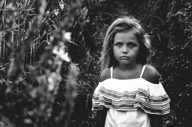 I﻿llustasi gadis kecil yang sedang sendirian. Photo by Caroline Hernandez on Unsplash