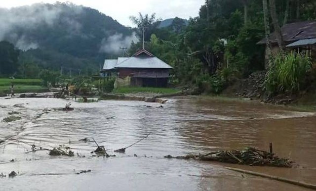 Bencana banjir bandang melanda Nagari Garabak Data, Kecamatan Tigo Lurah, Kabupaten Solok, Sumatera Barat. Foto: facebook/Merak Tigo Lurah