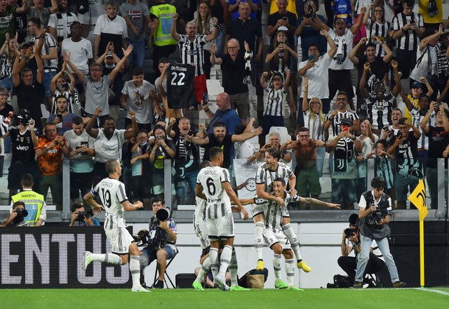 Pemain Juventus Angel Di Maria merayakan gol pertama mereka dengan rekan setim saat melawan U.S. Sassuolo di Allianz Stadium, Turin, Italia. Foto: Massimo Pinca/REUTERS
