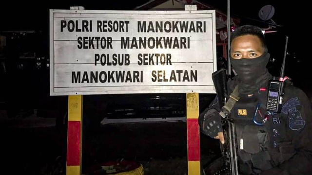 Richard Eliezer saat bertugas di Manokwari. Foto: Dok. Pribadi