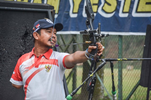 Kholidin alias Bang Udin, atlet parapanahan yang raih medali ASEAN Para Games 2022, berlatih panahan di Felfest Universitas Indonesia Depok, Jawa Barat, pada Agustus 2022. Foto: Alif Zaky Assidiqi/kumparan