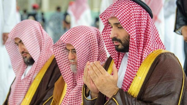 Pangeran MBS mewakili Raja Salman mengikuti prosesi pencucian tahunan Ka'bah pada Selasa (16/8/2022) WIB. Foto: Twitter/MakkahRegion