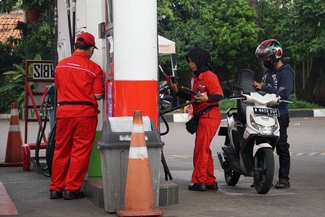 Pengendara mengisi bensin kendaraannya di salah satu Stasiun Pengisian Bahan Bakar Umum (SPBU) di Jakarta Selatan, Selasa (16/8/2022). Foto: Jamal Ramadhan/kumparan