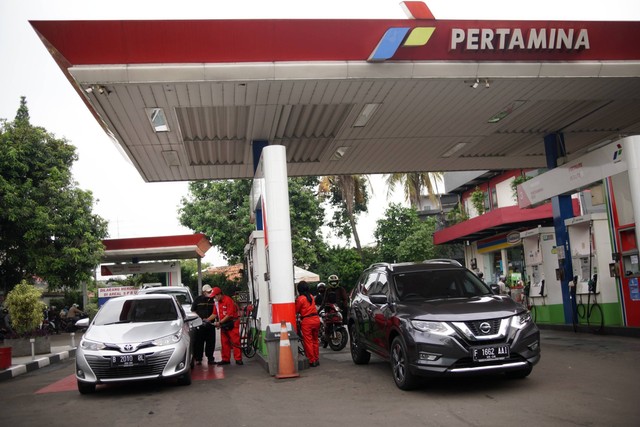 Pengendara mengisi bensin kendaraannya di salah satu Stasiun Pengisian Bahan Bakar Umum (SPBU) di Jakarta Selatan, Selasa (16/8/2022). Foto: Jamal Ramadhan/kumparan