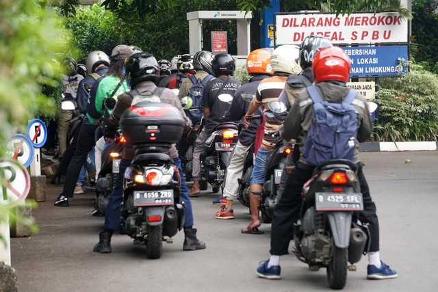 Sejumlah pengendara motor mengantre di salah satu Stasiun Pengisian Bahan Bakar Umum (SPBU) di Jakarta Selatan, Selasa (16/8/2022). Foto: Jamal Ramadhan/kumparan