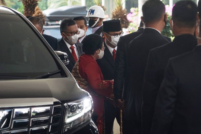 Presiden Republik Indonesia ke-5, Megawati Soekarnoputri tiba di DPR. Foto: Iqbal Firdaus/kumparan