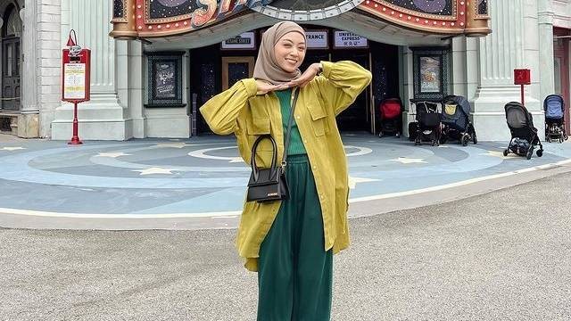 Ilustrasi trik mix and match kemeja oversized. Foto: Instagram.com/meiraniap