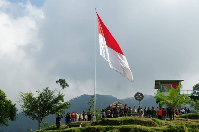 Bendera Merah Putih raksasa berkibar di lereng Gunung Merapi, tepatnya di Bukit Klangong, Cangkringan, Kabupaten Sleman, Selasa (16/8/2022). Foto: Arfiansyah Panji Purnandaru/kumparan