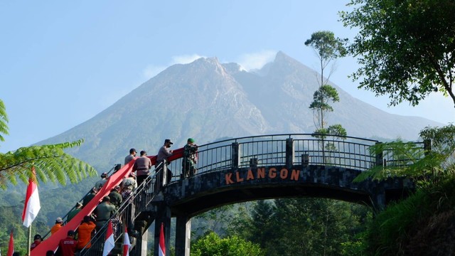 Bendera Merah Putih raksasa berkibar di lereng Gunung Merapi, tepatnya di Bukit Klangong, Cangkringan, Kabupaten Sleman, Selasa (16/8/2022). Foto: Arfiansyah Panji Purnandaru/kumparan