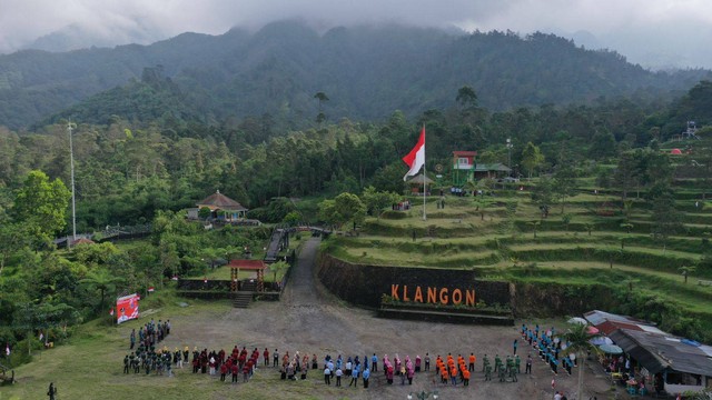 Suasana pengibaran bendera Merah Putih raksasa untuk menyongsong HUT Ke 77 RI di lereng Gunung Merapi, di Bukit Klangong, Cangkringan, Kabupaten Sleman, Selasa (16/8/2022).  Foto: Dok. Istimewa