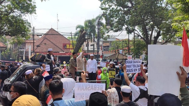 Massa pendukung Habib Bahar bin Smith berkumpul di depan PN Bandung jelang vonis., Selasa (16/8/2022). Foto: Rachmadi Rasyad/kumparan