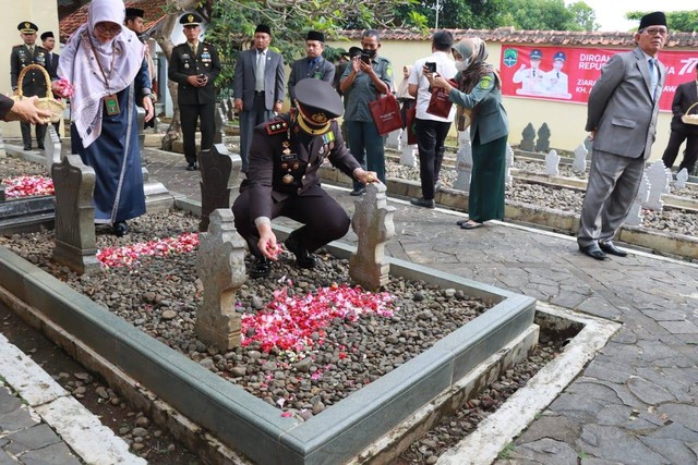 Kapolres Majalengka, AKBP Edwin Affandi, ziarah ke makam Pahlawan Nasional KH Abdul Halim, di Pondok Pesantren Santi Asromo, Selasa (16/8/2022). Foto: Istimewa